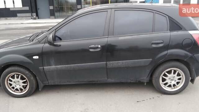 Чорний Кіа Ріо, об'ємом двигуна 1.4 л та пробігом 132 тис. км за 4000 $, фото 1 на Automoto.ua