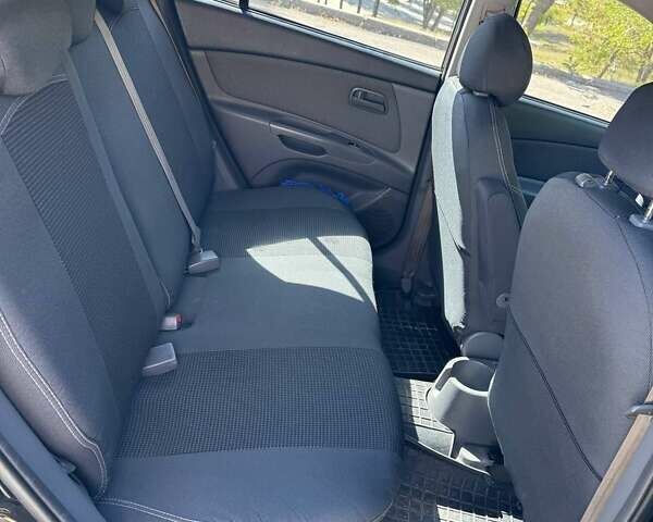 Черный Киа Рио, объемом двигателя 1.4 л и пробегом 350 тыс. км за 4300 $, фото 4 на Automoto.ua