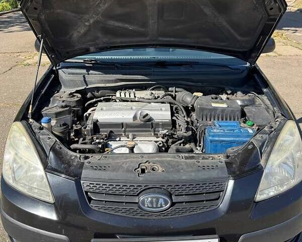 Черный Киа Рио, объемом двигателя 1.4 л и пробегом 350 тыс. км за 4200 $, фото 3 на Automoto.ua