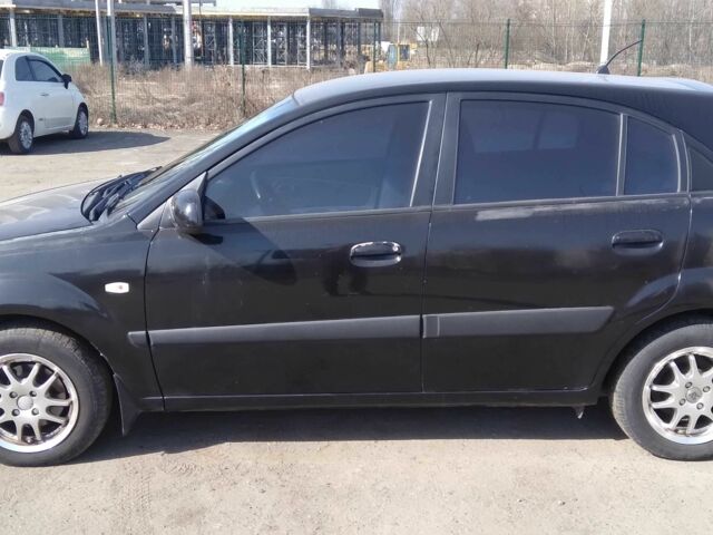 Черный Киа Рио, объемом двигателя 1.4 л и пробегом 132 тыс. км за 4000 $, фото 1 на Automoto.ua