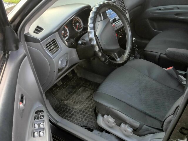 Черный Киа Рио, объемом двигателя 1.4 л и пробегом 297 тыс. км за 4500 $, фото 5 на Automoto.ua