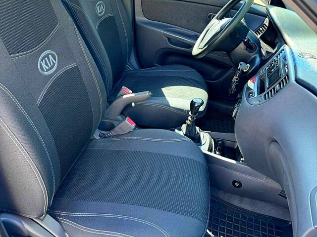 Чорний Кіа Ріо, об'ємом двигуна 1.4 л та пробігом 19000 тис. км за 4200 $, фото 2 на Automoto.ua