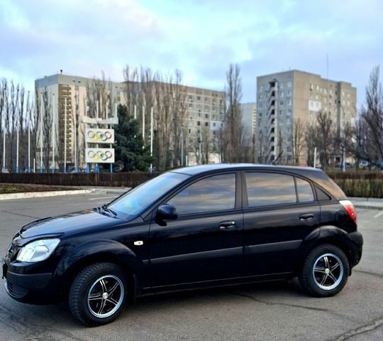 Черный Киа Рио, объемом двигателя 1.3 л и пробегом 201 тыс. км за 4200 $, фото 4 на Automoto.ua