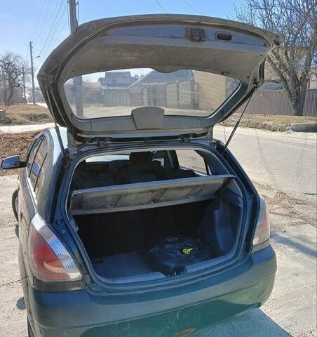 Черный Киа Рио, объемом двигателя 1.4 л и пробегом 297 тыс. км за 4300 $, фото 5 на Automoto.ua