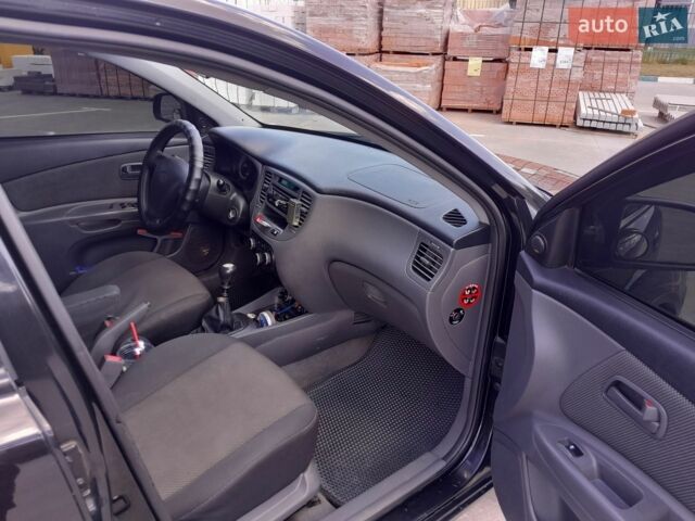 Черный Киа Рио, объемом двигателя 1.4 л и пробегом 185 тыс. км за 4100 $, фото 5 на Automoto.ua