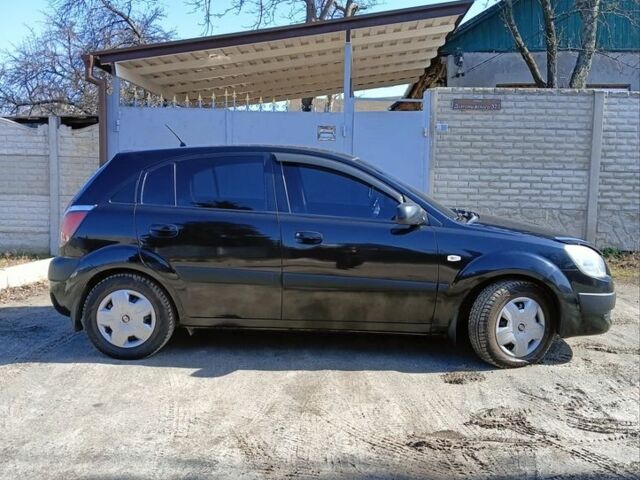 Черный Киа Рио, объемом двигателя 1.4 л и пробегом 297 тыс. км за 4000 $, фото 3 на Automoto.ua