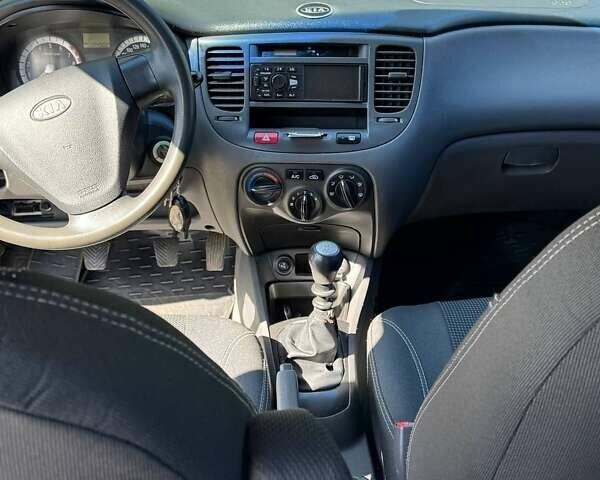 Черный Киа Рио, объемом двигателя 1.4 л и пробегом 350 тыс. км за 4200 $, фото 2 на Automoto.ua