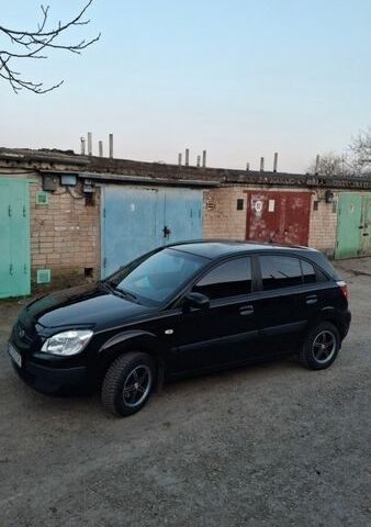 Черный Киа Рио, объемом двигателя 1.4 л и пробегом 201 тыс. км за 4200 $, фото 3 на Automoto.ua