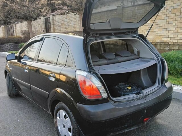 Черный Киа Рио, объемом двигателя 1.4 л и пробегом 297 тыс. км за 4500 $, фото 4 на Automoto.ua