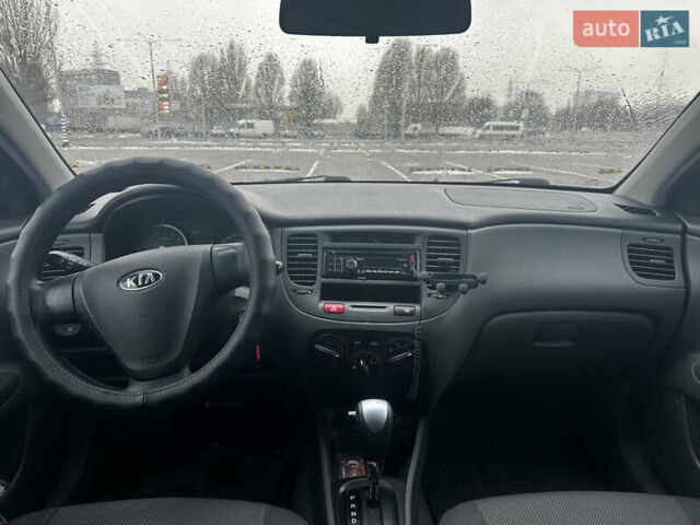 Черный Киа Рио, объемом двигателя 1.4 л и пробегом 208 тыс. км за 5400 $, фото 7 на Automoto.ua