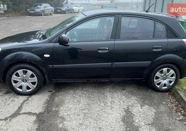 Черный Киа Рио, объемом двигателя 1.6 л и пробегом 230 тыс. км за 4900 $, фото 12 на Automoto.ua