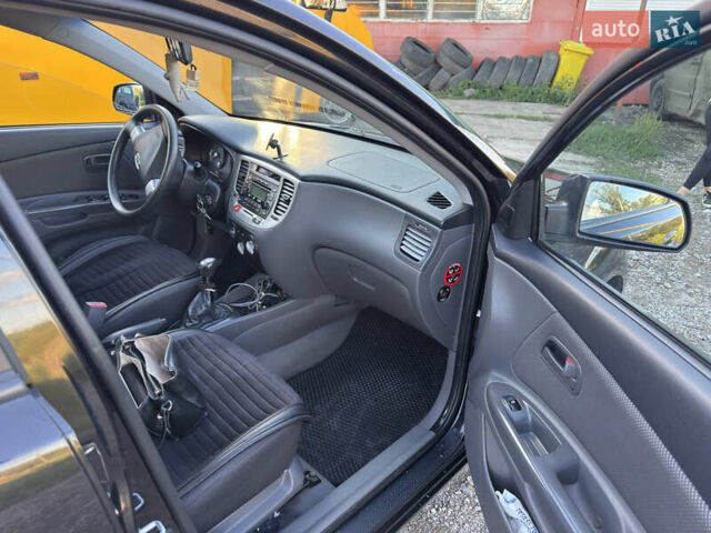 Черный Киа Рио, объемом двигателя 1.4 л и пробегом 156 тыс. км за 5300 $, фото 4 на Automoto.ua