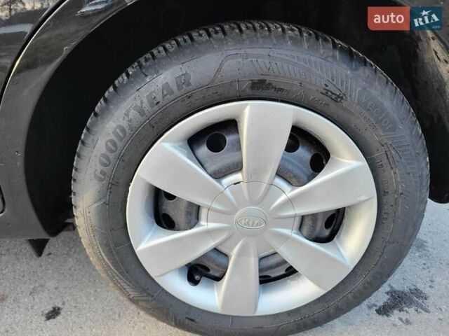 Чорний Кіа Ріо, об'ємом двигуна 1.4 л та пробігом 184 тис. км за 4800 $, фото 40 на Automoto.ua