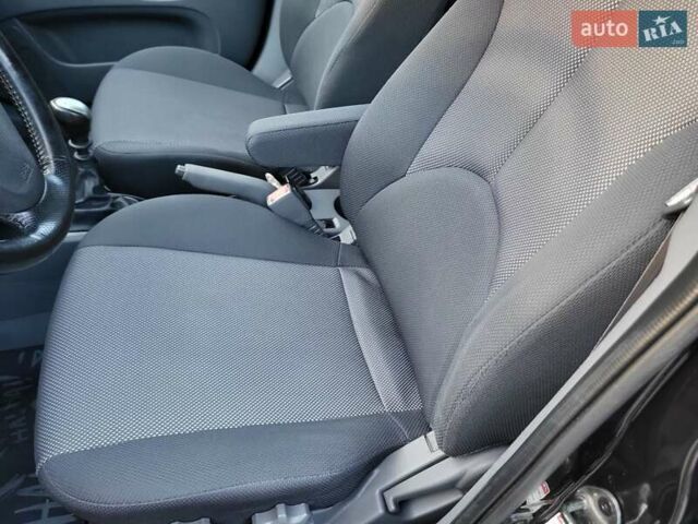 Чорний Кіа Ріо, об'ємом двигуна 1.4 л та пробігом 184 тис. км за 4800 $, фото 3 на Automoto.ua