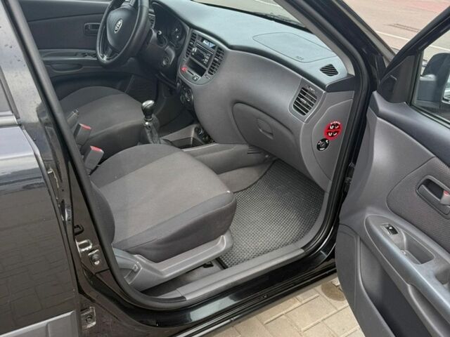 Черный Киа Рио, объемом двигателя 1.4 л и пробегом 230 тыс. км за 4400 $, фото 6 на Automoto.ua