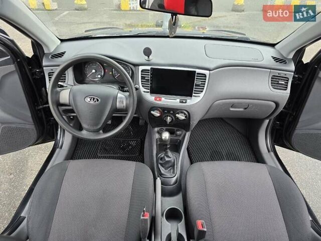 Черный Киа Рио, объемом двигателя 1.4 л и пробегом 250 тыс. км за 4300 $, фото 10 на Automoto.ua