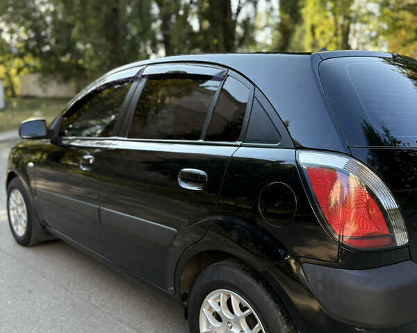 Чорний Кіа Ріо, об'ємом двигуна 1.4 л та пробігом 215 тис. км за 6200 $, фото 4 на Automoto.ua