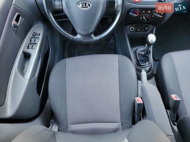 Чорний Кіа Ріо, об'ємом двигуна 1.4 л та пробігом 184 тис. км за 4800 $, фото 10 на Automoto.ua