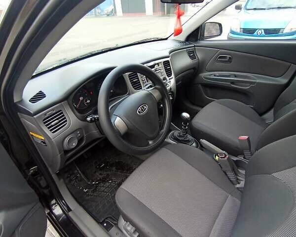 Черный Киа Рио, объемом двигателя 1.4 л и пробегом 203 тыс. км за 4499 $, фото 54 на Automoto.ua