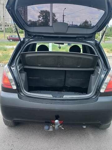 Черный Киа Рио, объемом двигателя 1.4 л и пробегом 144 тыс. км за 4600 $, фото 4 на Automoto.ua