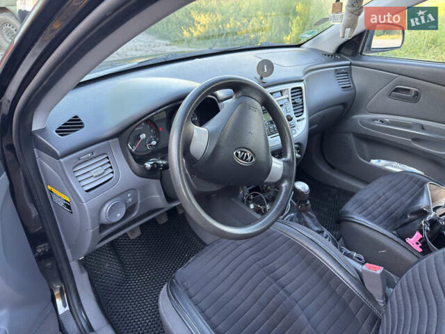 Черный Киа Рио, объемом двигателя 1.4 л и пробегом 156 тыс. км за 5300 $, фото 10 на Automoto.ua