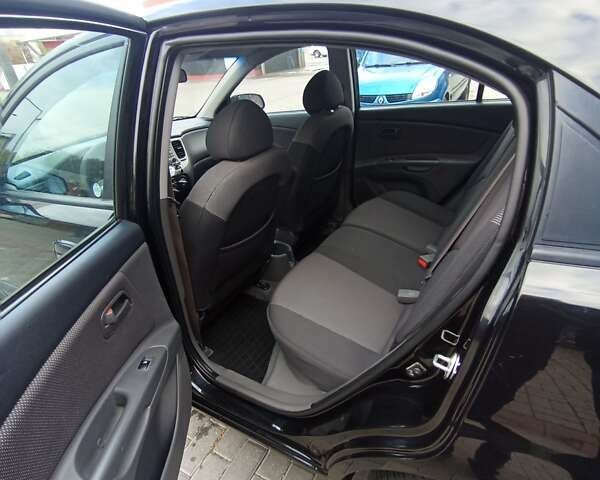 Черный Киа Рио, объемом двигателя 1.4 л и пробегом 203 тыс. км за 4499 $, фото 53 на Automoto.ua
