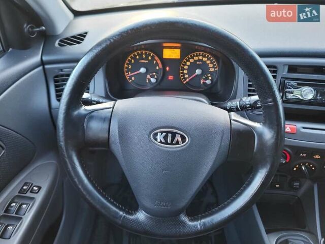 Чорний Кіа Ріо, об'ємом двигуна 1.4 л та пробігом 184 тис. км за 4800 $, фото 5 на Automoto.ua