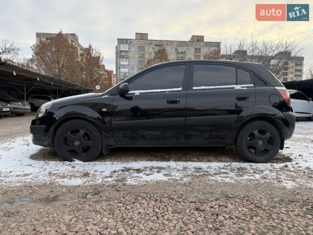 Чорний Кіа Ріо, об'ємом двигуна 1.4 л та пробігом 245 тис. км за 4300 $, фото 3 на Automoto.ua