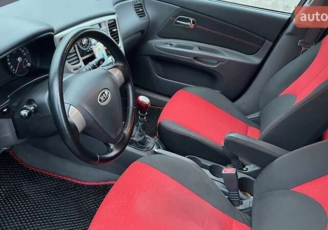 Черный Киа Рио, объемом двигателя 1.6 л и пробегом 230 тыс. км за 4900 $, фото 1 на Automoto.ua