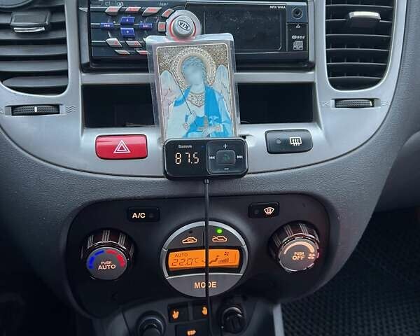 Черный Киа Рио, объемом двигателя 1.6 л и пробегом 230 тыс. км за 4900 $, фото 8 на Automoto.ua