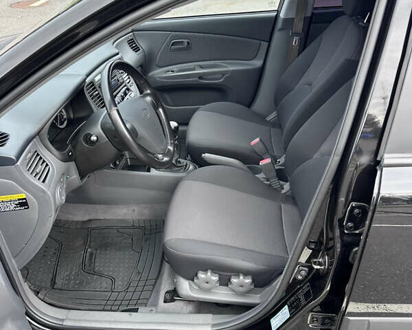 Черный Киа Рио, объемом двигателя 1.4 л и пробегом 158 тыс. км за 5000 $, фото 24 на Automoto.ua