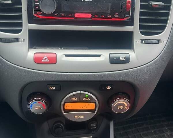 Чорний Кіа Ріо, об'ємом двигуна 1.4 л та пробігом 152 тис. км за 4500 $, фото 2 на Automoto.ua