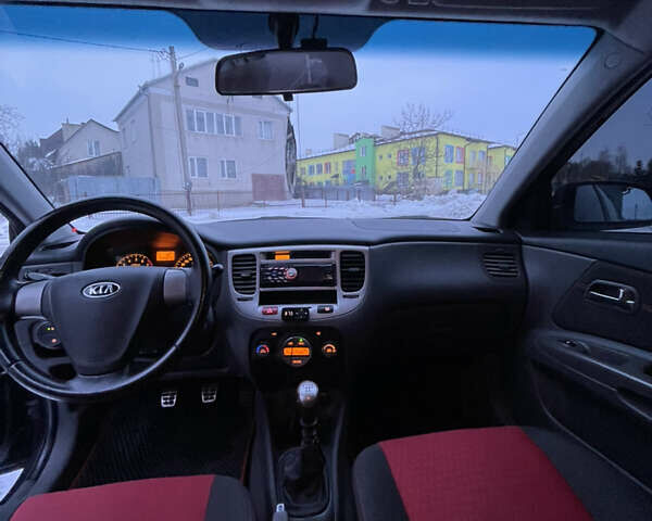 Черный Киа Рио, объемом двигателя 1.6 л и пробегом 233 тыс. км за 4199 $, фото 21 на Automoto.ua