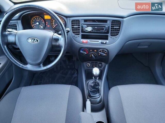 Чорний Кіа Ріо, об'ємом двигуна 1.4 л та пробігом 184 тис. км за 4800 $, фото 4 на Automoto.ua