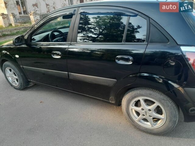 Чорний Кіа Ріо, об'ємом двигуна 1.4 л та пробігом 200 тис. км за 4500 $, фото 1 на Automoto.ua