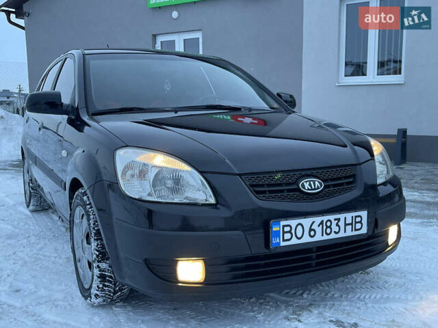 Черный Киа Рио, объемом двигателя 1.6 л и пробегом 233 тыс. км за 4199 $, фото 3 на Automoto.ua