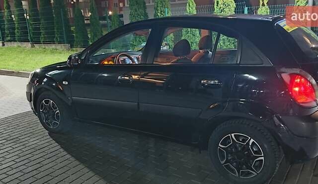 Черный Киа Рио, объемом двигателя 1.4 л и пробегом 293 тыс. км за 4500 $, фото 2 на Automoto.ua