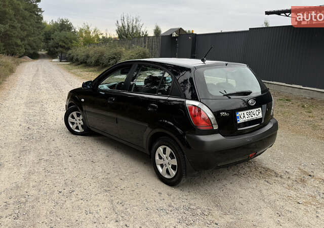 Чорний Кіа Ріо, об'ємом двигуна 1.4 л та пробігом 230 тис. км за 5650 $, фото 9 на Automoto.ua