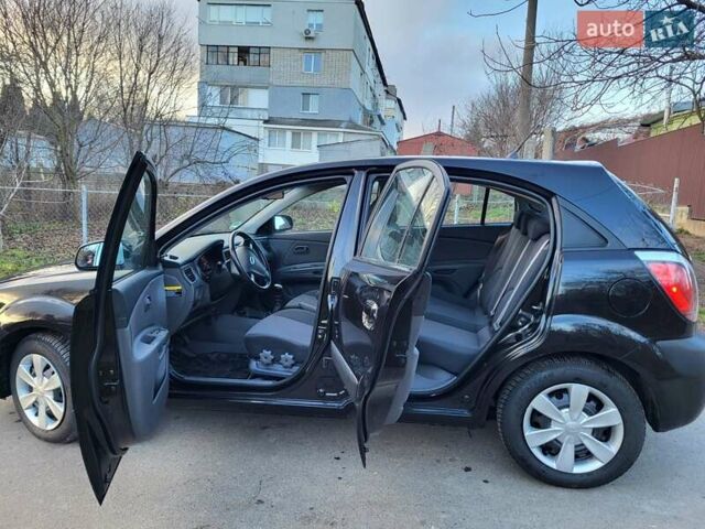 Чорний Кіа Ріо, об'ємом двигуна 1.4 л та пробігом 184 тис. км за 4800 $, фото 2 на Automoto.ua