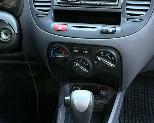 Чорний Кіа Ріо, об'ємом двигуна 1.4 л та пробігом 215 тис. км за 6200 $, фото 11 на Automoto.ua