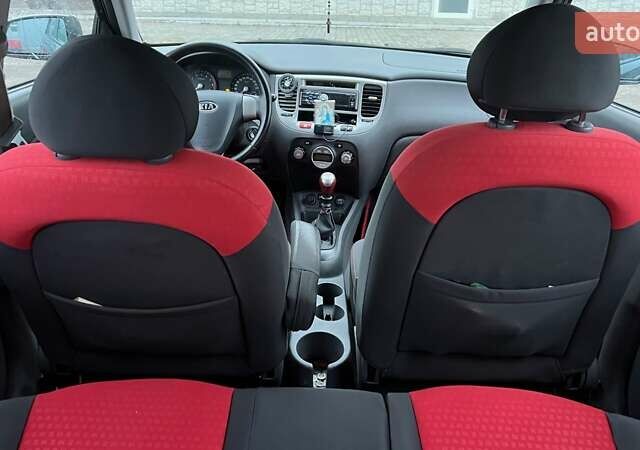 Черный Киа Рио, объемом двигателя 1.6 л и пробегом 230 тыс. км за 4900 $, фото 3 на Automoto.ua
