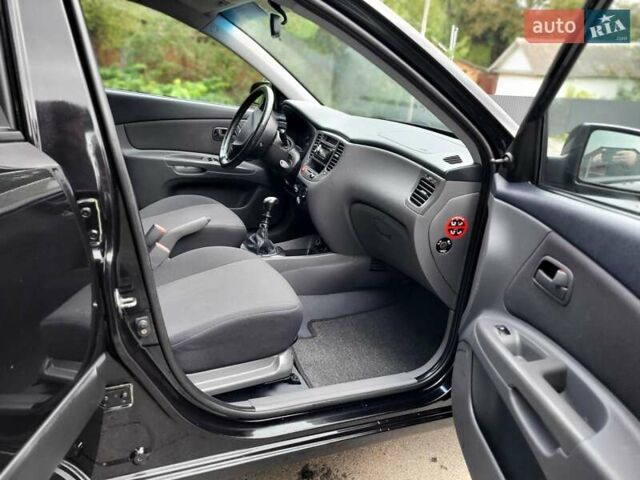 Черный Киа Рио, объемом двигателя 1.4 л и пробегом 184 тыс. км за 4999 $, фото 50 на Automoto.ua