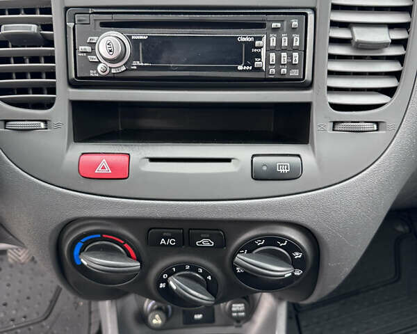 Черный Киа Рио, объемом двигателя 1.4 л и пробегом 158 тыс. км за 5000 $, фото 40 на Automoto.ua