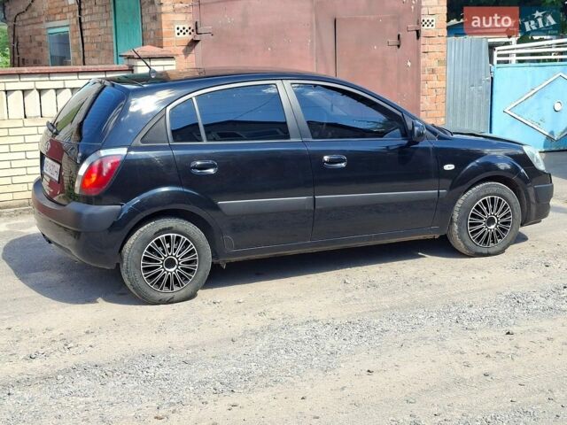 Черный Киа Рио, объемом двигателя 1.4 л и пробегом 205 тыс. км за 3800 $, фото 1 на Automoto.ua