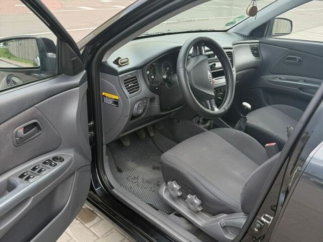 Черный Киа Рио, объемом двигателя 1.4 л и пробегом 230 тыс. км за 4400 $, фото 11 на Automoto.ua