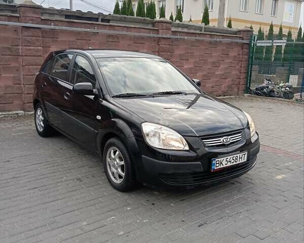 Черный Киа Рио, объемом двигателя 1.4 л и пробегом 203 тыс. км за 4499 $, фото 1 на Automoto.ua