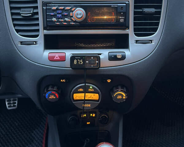 Черный Киа Рио, объемом двигателя 1.6 л и пробегом 233 тыс. км за 4199 $, фото 18 на Automoto.ua