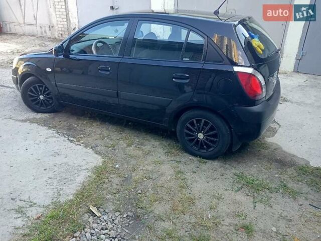 Чорний Кіа Ріо, об'ємом двигуна 1.4 л та пробігом 235 тис. км за 4900 $, фото 3 на Automoto.ua
