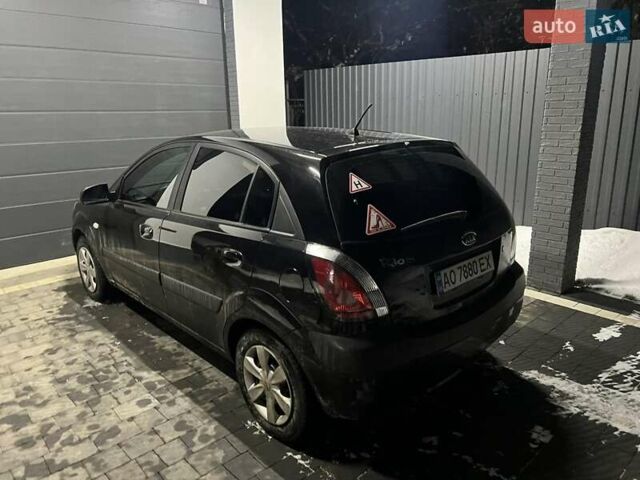 Чорний Кіа Ріо, об'ємом двигуна 1.4 л та пробігом 152 тис. км за 4500 $, фото 5 на Automoto.ua