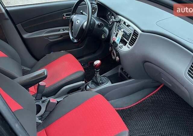Черный Киа Рио, объемом двигателя 1.6 л и пробегом 230 тыс. км за 4900 $, фото 2 на Automoto.ua